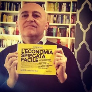 Marco Cattaneo con il libro di economia spiegata facile