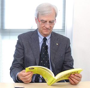 Antonio Maria Rinaldi legge il libro di economia spiegata facile