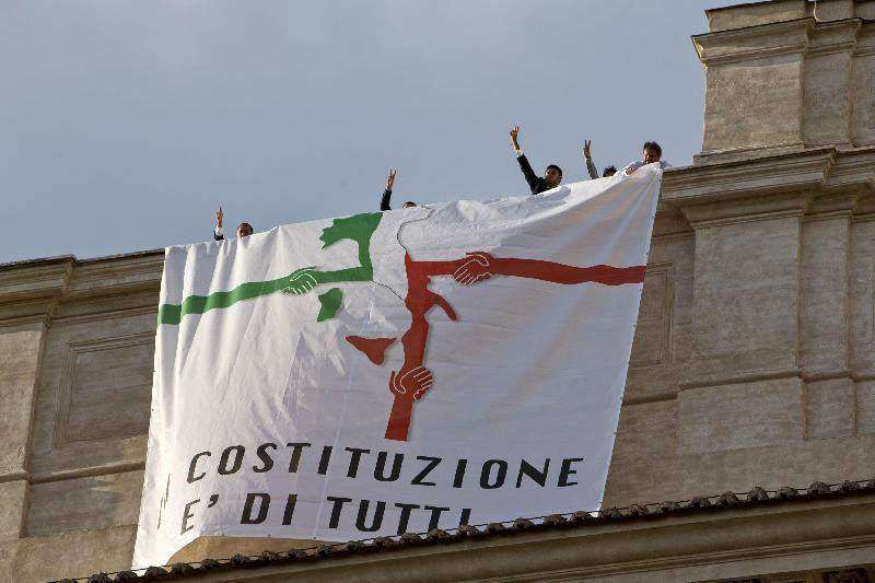 deputati M5S sul tetto di Montecitorio